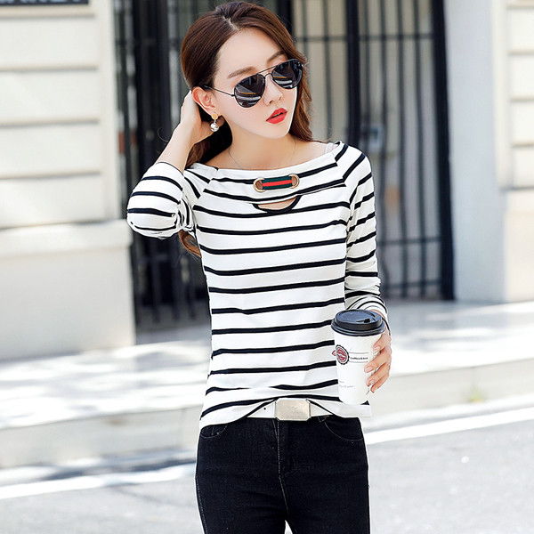 Γυναικεία καθημερινή μπλούζα με ένα μακρύ μανίκικαι ένα φαρδύ κολάρο σε σχήμα O