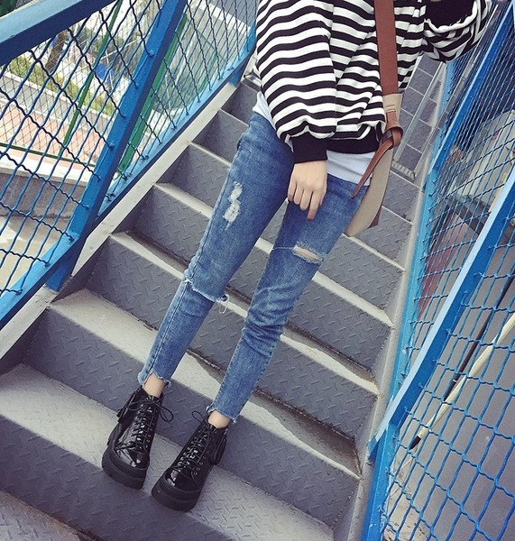 Много стилни ретро боти за дамите с груба подметка 