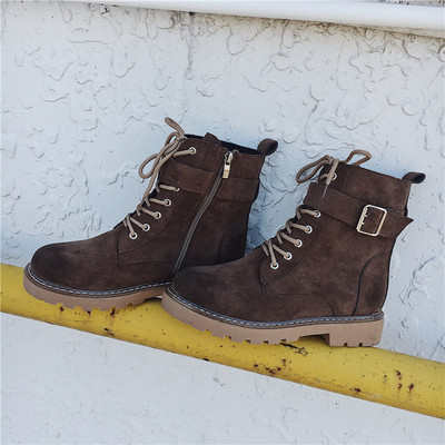 Αθλητικές κομψές γυναικείες μπότες με τρεις πόρπες