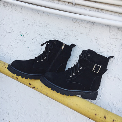 Αθλητικές κομψές γυναικείες μπότες με τρεις πόρπες