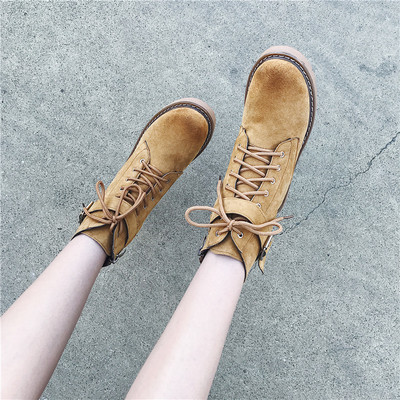 Αθλητικές κομψές γυναικείες μπότες με τρεις πόρπες