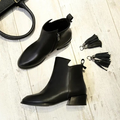 Κομψές γυναικείες μπότες με ελαφρό τακούνι και  σε μαύρο χρώμα