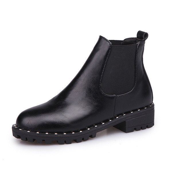 Κομψές γυναικείες μπότες κατάλληλα  για την κρύα εποχή σε μαύρο χρώμα