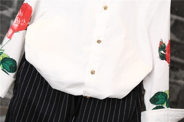 Κομψό παιδικό πουκάμισο για αγόρια σε λευκό με floral μοτίβο