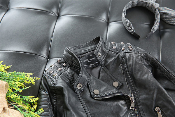 Παιδικό μπουφάν για το φθινοπώρου για αγόρια οικολογικού δέρματος σε μαύρο χρώμα