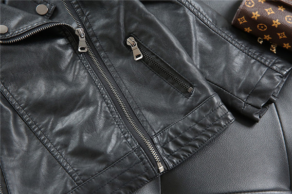 Παιδικό μπουφάν για το φθινοπώρου για αγόρια οικολογικού δέρματος σε μαύρο χρώμα