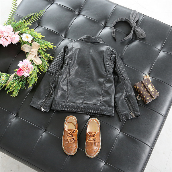 Παιδικό μπουφάν για το φθινοπώρου για αγόρια οικολογικού δέρματος σε μαύρο χρώμα