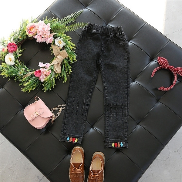 Παιδικά τζιν φθινοπωρινά για τα κορίτσια σε δύο χρώματα κατάλληλα για την καθημερινή ζωή