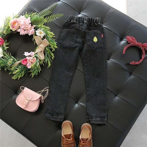 Παιδικά τζιν φθινοπωρινά για τα κορίτσια σε δύο χρώματα κατάλληλα για την καθημερινή ζωή