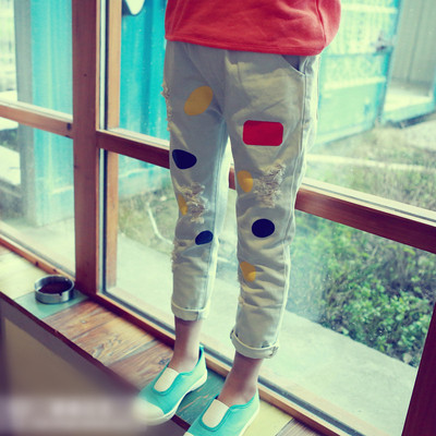 Άνετα παιδικά τζιν για κορίτσια σε λευκό χρώμα με σχέδια