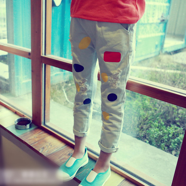 Άνετα παιδικά τζιν για κορίτσια σε λευκό χρώμα με σχέδια