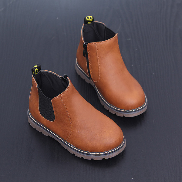 Απλό μοντέλο παιδικές μπότες για αγόρια και κορίτσια σε τρία χρώματα