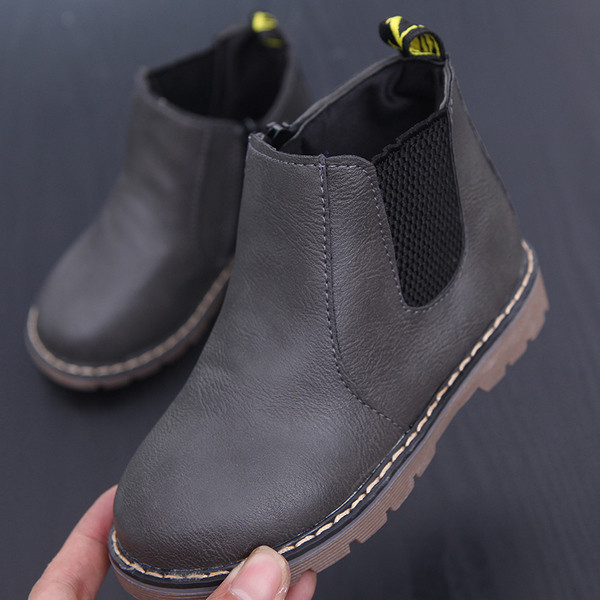 Απλό μοντέλο παιδικές μπότες για αγόρια και κορίτσια σε τρία χρώματα