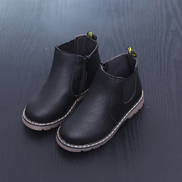 Απλό μοντέλο παιδικές μπότες για αγόρια και κορίτσια σε τρία χρώματα