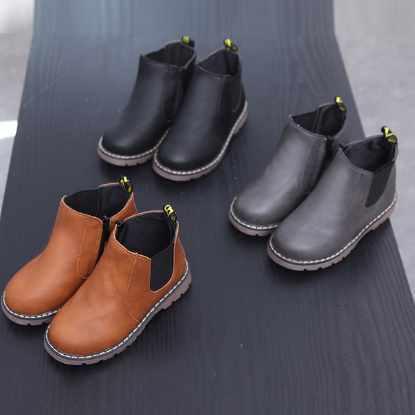 Απλό μοντέλο παιδικές μπότες για αγόρια και κορίτσια σε τρία χρώματα