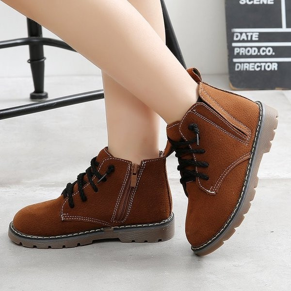 Παιδικές ρετρό μπότες για αγόρια σε τρία χρώματα