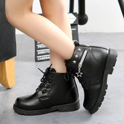 Κομψές ρετρό μπότες για κορίτσια σε δύο χρώματα με μεταλλική διακόσμηση