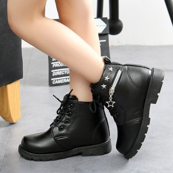 Κομψές ρετρό μπότες για κορίτσια σε δύο χρώματα με μεταλλική διακόσμηση