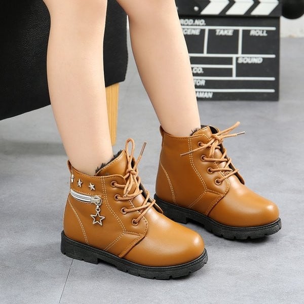 Κομψές ρετρό μπότες για κορίτσια σε δύο χρώματα με μεταλλική διακόσμηση