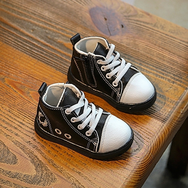 Σπορ-κομψά πάνινα παπούτσια για αγόρια σε μαύρο και άσπρο χρώμα