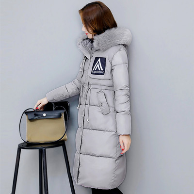 Κομψό ζεστό γυναικείο μπουφάν με εφαρμογές και κουκούλα με γούνα