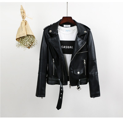 Κομψό γυναικείο δερμάτινο μπουφάν σε μαύρο χρώμα, κατάλληλο για το φθινόπωρο