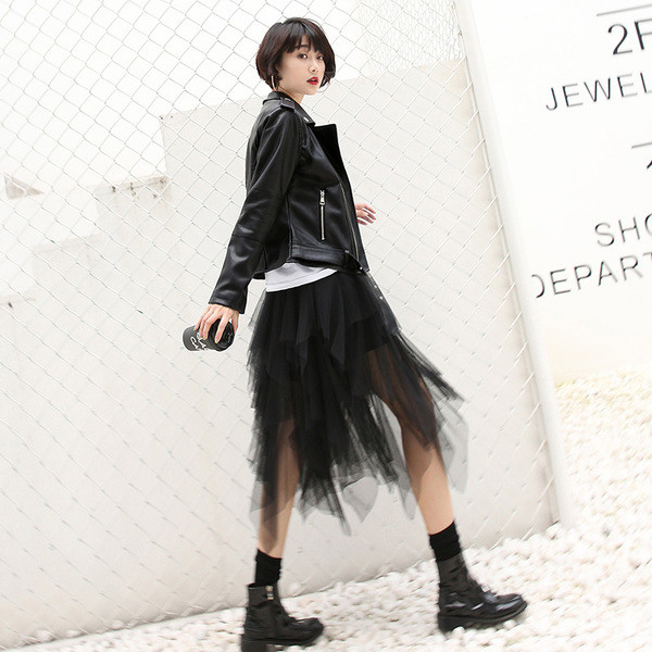 Κομψό γυναικείο δερμάτινο μπουφάν σε μαύρο χρώμα, κατάλληλο για το φθινόπωρο