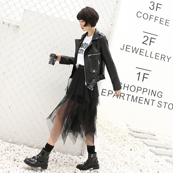 Κομψό γυναικείο δερμάτινο μπουφάν σε μαύρο χρώμα, κατάλληλο για το φθινόπωρο