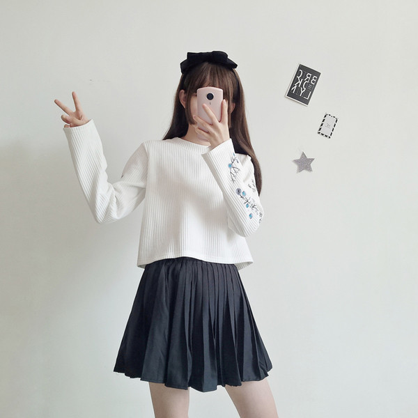 Καθημερινό γυναικείο πουλόβερ με κεντήματα στα μανίκια