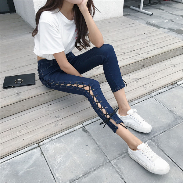 Μοντέρνα γυναικεία τζιν με ψηλή μέση και μήκος 7/8 με κορδόνια