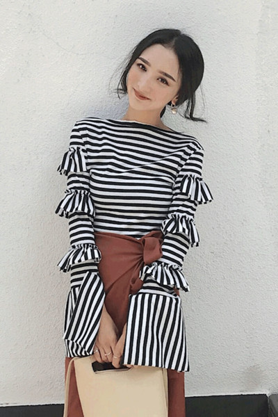 Модерна дамска блуза на райе с интересни ръкави в два цвята