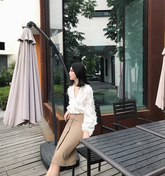 Κομψή γυναικεία μπλούζα ε ενδιαφέρον σχέδιο και σε δύο χρώματα