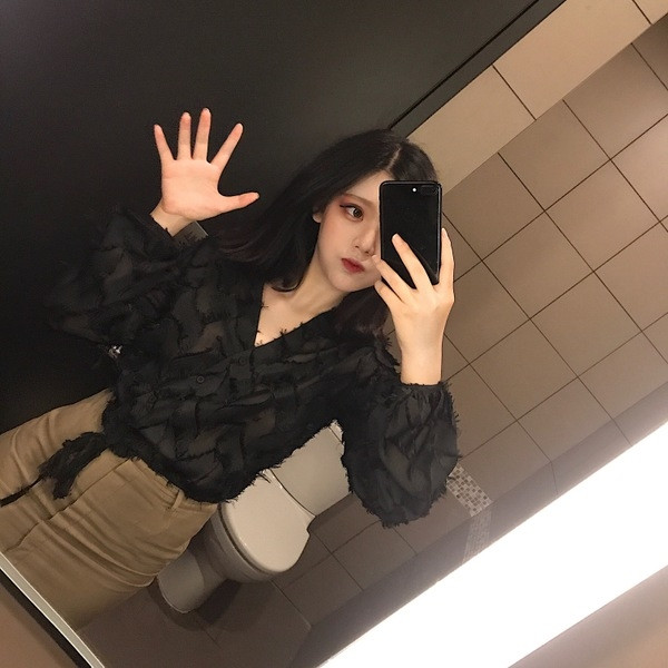 Κομψή γυναικεία μπλούζα ε ενδιαφέρον σχέδιο και σε δύο χρώματα