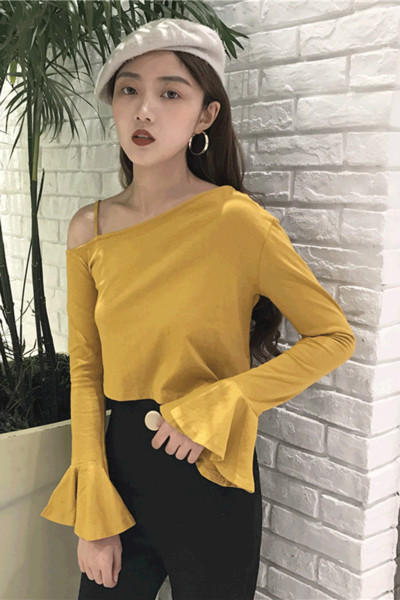 Κομψή σύντομη γυναικεία μπλούζα