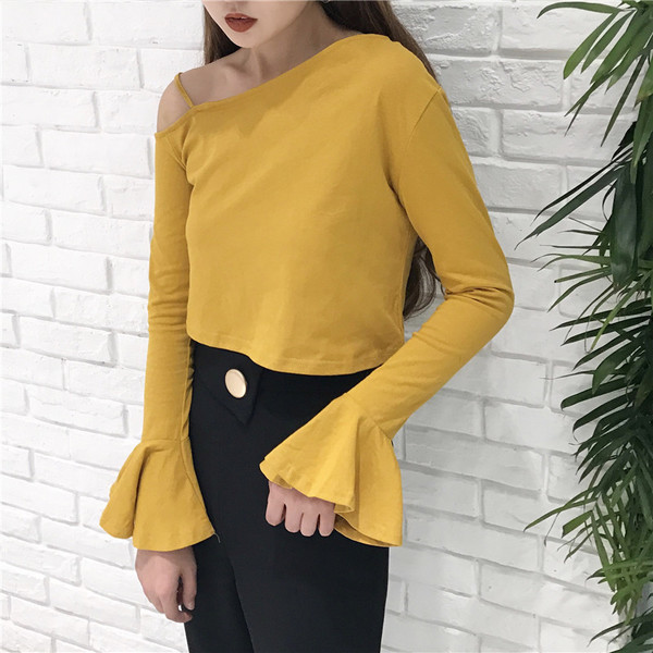 Κομψή σύντομη γυναικεία μπλούζα