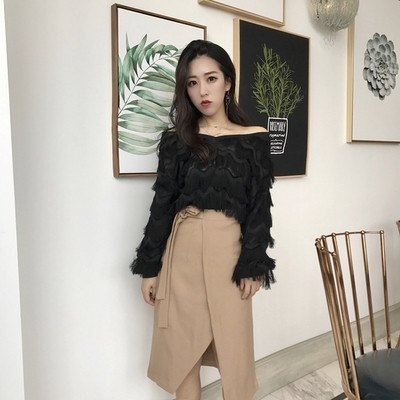 Κομψή γυναικεία μπλούζα με γυμνούς ώμους σε μαύρο και άσπρο χρώμα