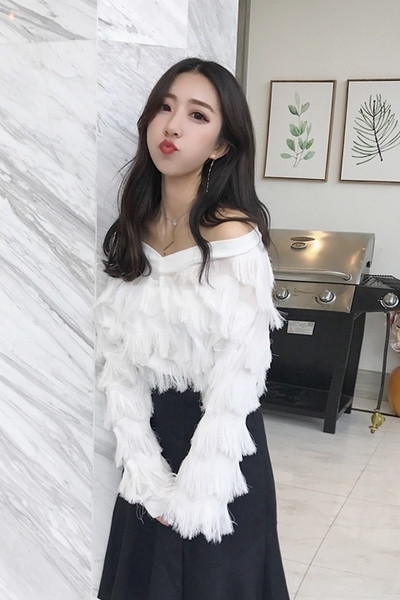 Κομψή γυναικεία μπλούζα με γυμνούς ώμους σε μαύρο και άσπρο χρώμα 