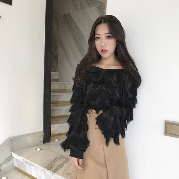 Κομψή γυναικεία μπλούζα με γυμνούς ώμους σε μαύρο και άσπρο χρώμα 