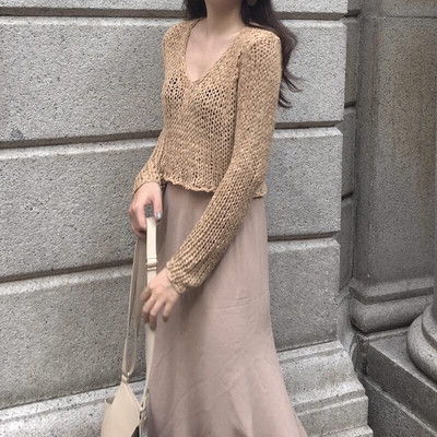 Ένα σύντομο πλεκτό γυναικείο πουλόβερ, κατάλληλο για την καθημερινή ζωή