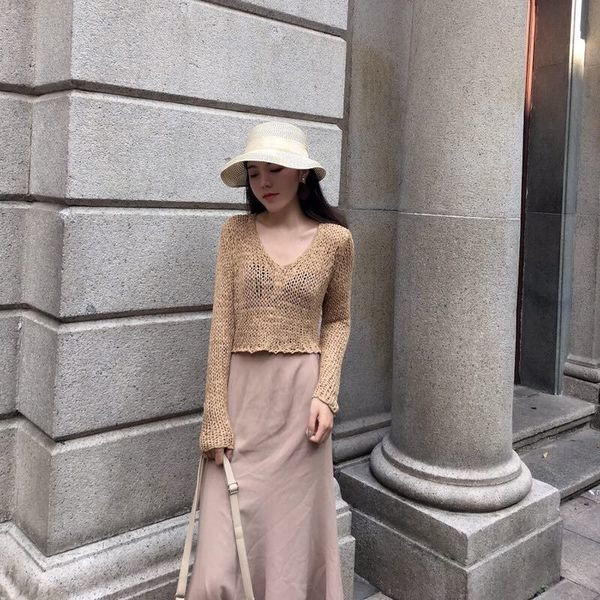 Ένα σύντομο πλεκτό γυναικείο πουλόβερ, κατάλληλο για την καθημερινή ζωή