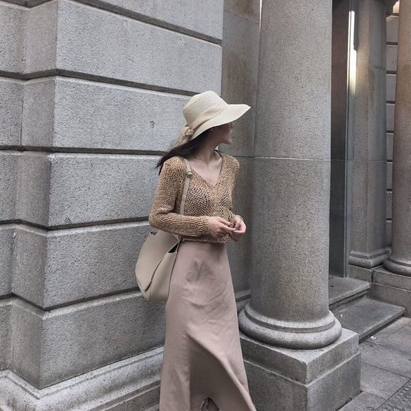 Ένα σύντομο πλεκτό γυναικείο πουλόβερ, κατάλληλο για την καθημερινή ζωή