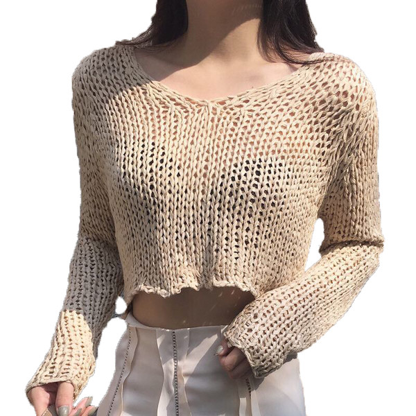 Ένα σύντομο πλεκτό γυναικείο πουλόβερ, κατάλληλο για την καθημερινή ζωή