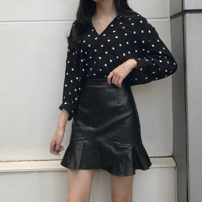 Κομψή γυναικεία φούστα από οικολογικό δέρμα - κομμένη σε μαύρο χρώμα