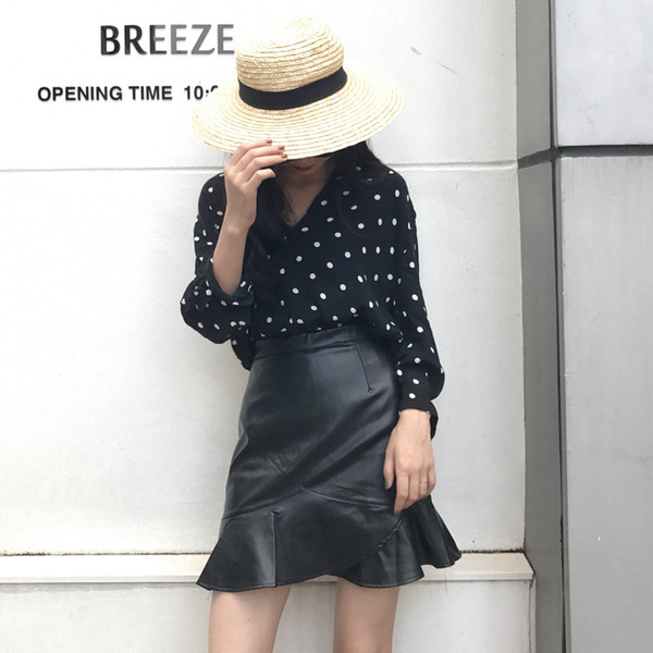 Κομψή γυναικεία φούστα από οικολογικό δέρμα - κομμένη σε μαύρο χρώμα