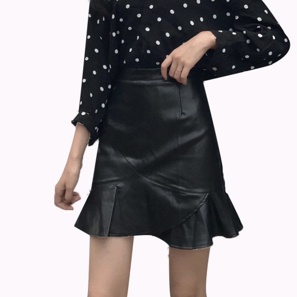 Κομψή γυναικεία φούστα από οικολογικό δέρμα - κομμένη σε μαύρο χρώμα