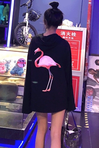 Σπορ-κομψό γυναικείο πουλόβερ σε λευκό και μαύρο χρώμα με εφαρμογές