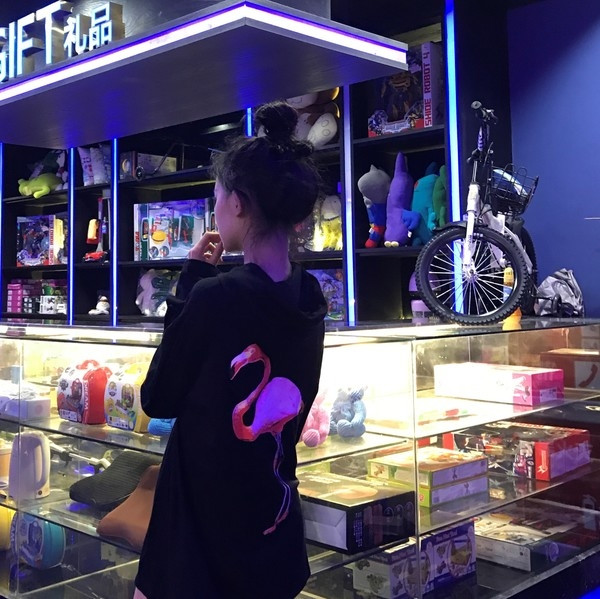 Σπορ-κομψό γυναικείο πουλόβερ σε λευκό και μαύρο χρώμα με εφαρμογές