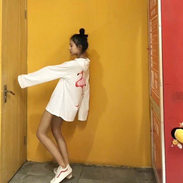 Σπορ-κομψό γυναικείο πουλόβερ σε λευκό και μαύρο χρώμα με εφαρμογές