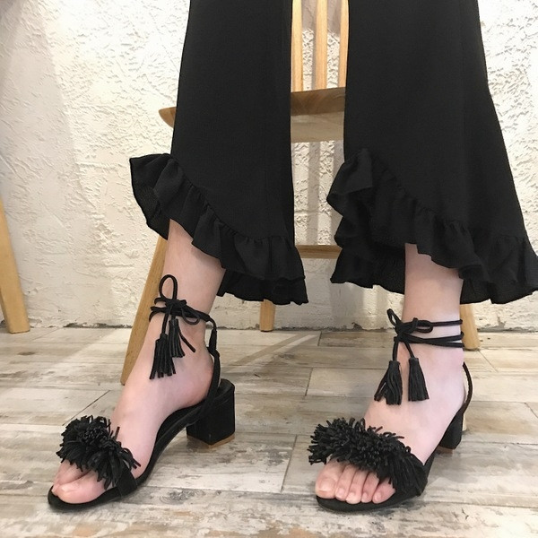 Μοντέρνα ψηλά μακρυά γυναικεία παντελόνια, κομμένα σε μαύρο χρώμα