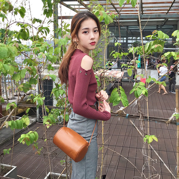 Γυναικεία μπούζα γαι το φθινόπωρο και το χειμώνα με γυμνά μανίκια